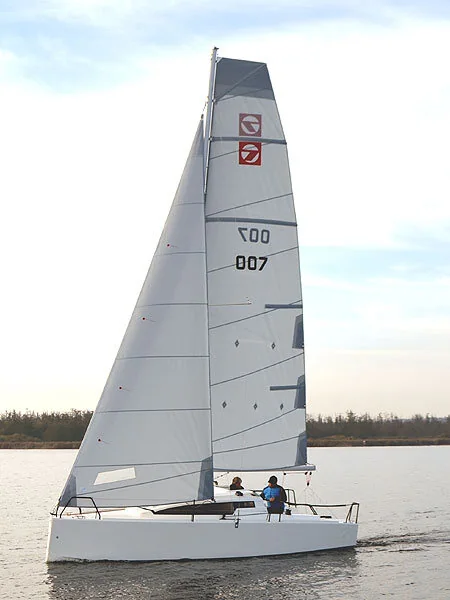 SEVEN pod żaglami